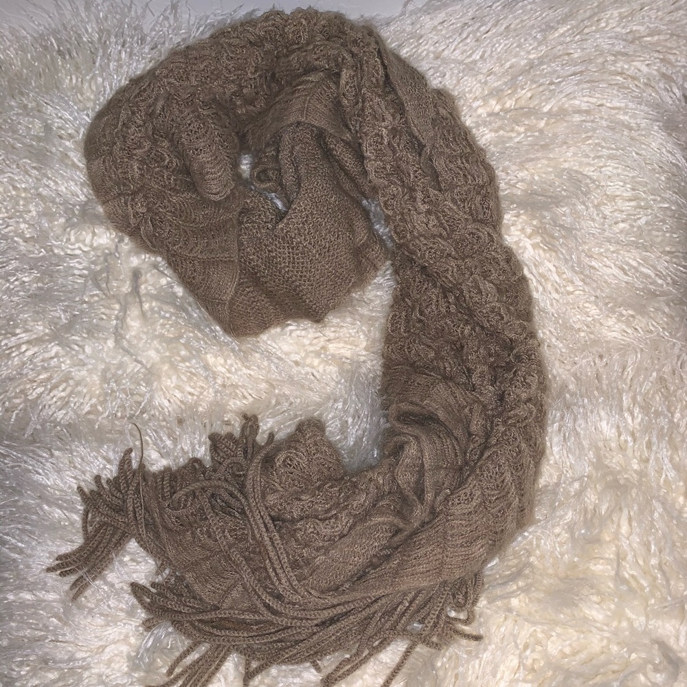 Stretching fringe scarf